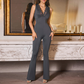 Elegant jumpsuit med spets, V-ringning och utsvängda ben